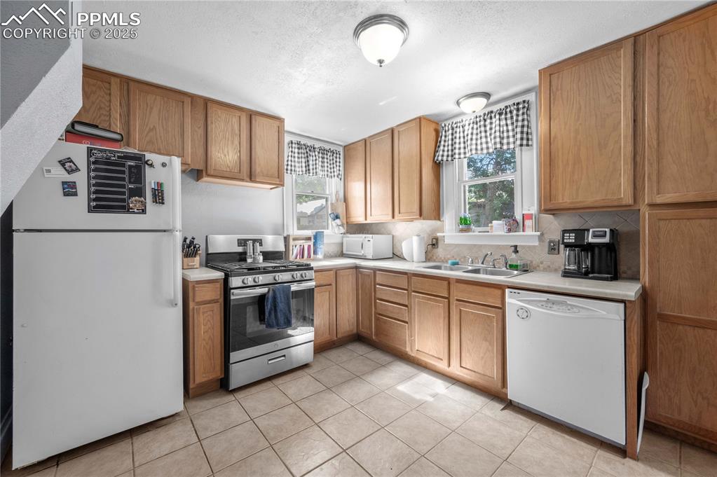 Image 8 of 20: Kitchen