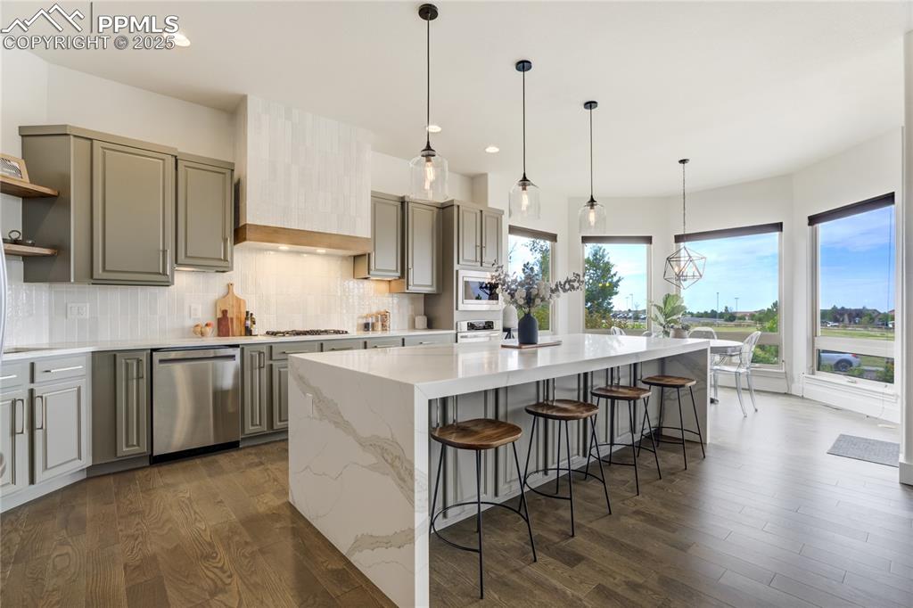 Image 10 of 50: Kitchen