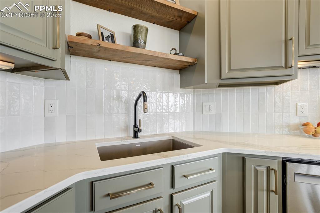 Image 11 of 50: Kitchen