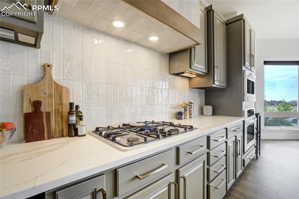 Image 12 of 50: Kitchen