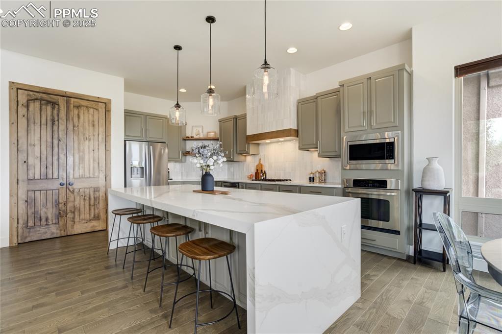 Image 13 of 50: Kitchen