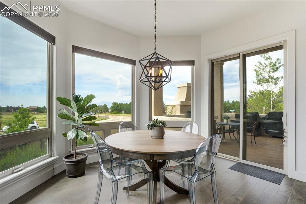 Image 14 of 50: Breakfast Area