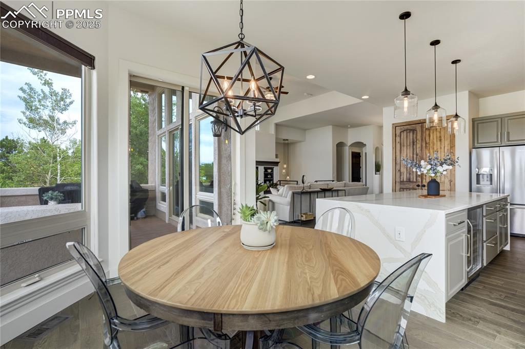 Image 15 of 50: Breakfast Area