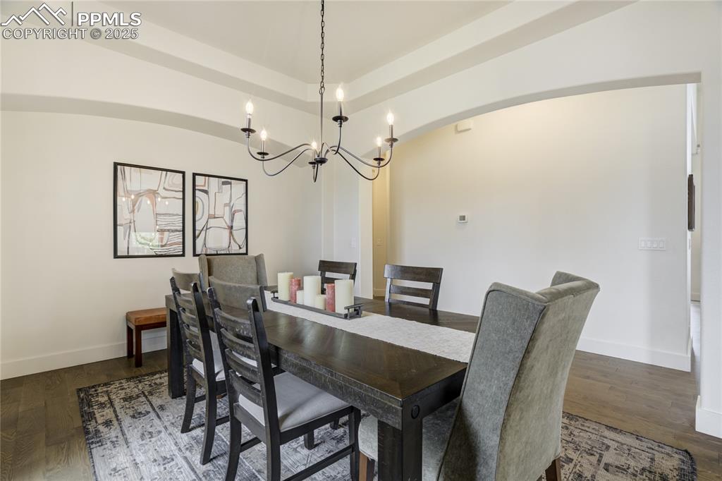 Image 16 of 50: Dining Area