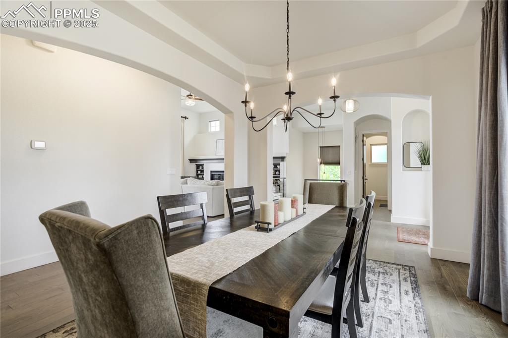 Image 17 of 50: Dining Area