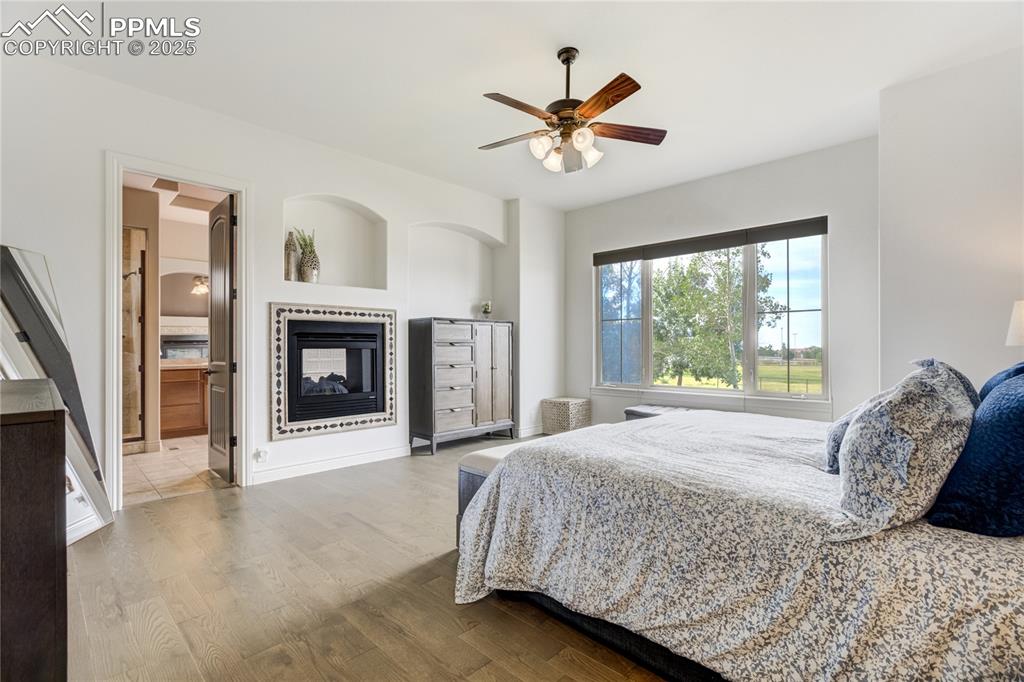 Image 19 of 50: Bedroom