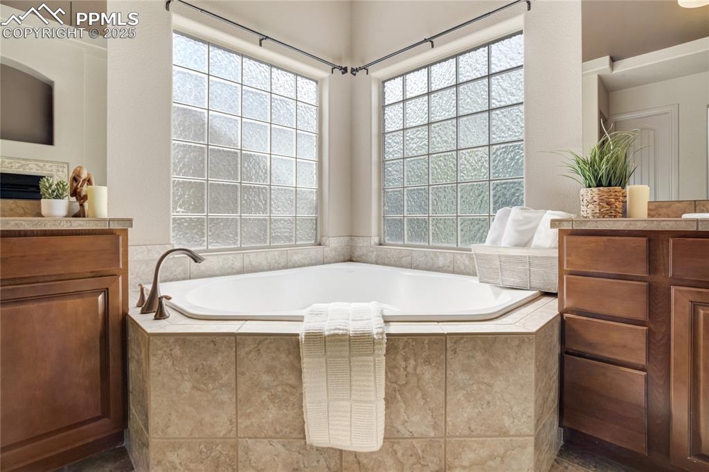 Image 21 of 50: Bathroom