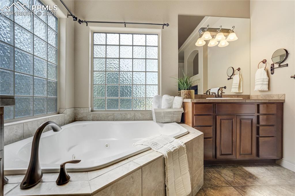 Image 22 of 50: Bathroom