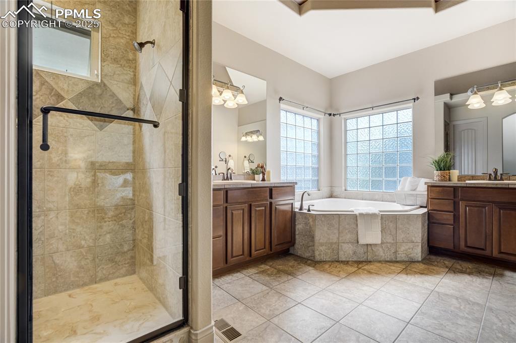 Image 23 of 50: Bathroom