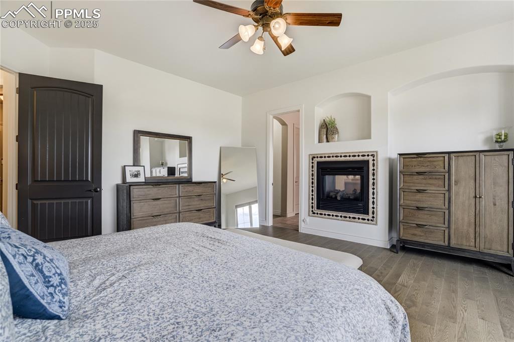 Image 24 of 50: Bedroom