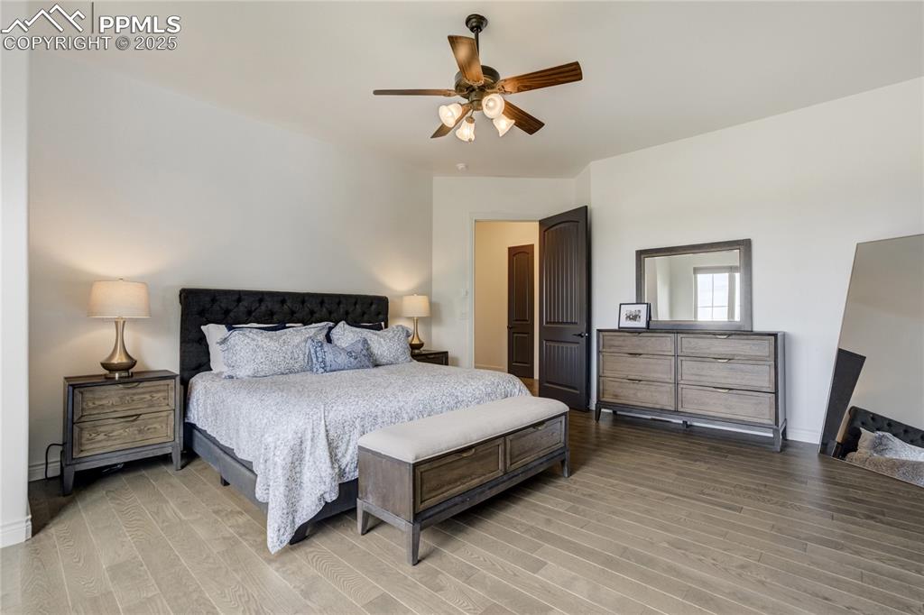 Image 25 of 50: Bedroom