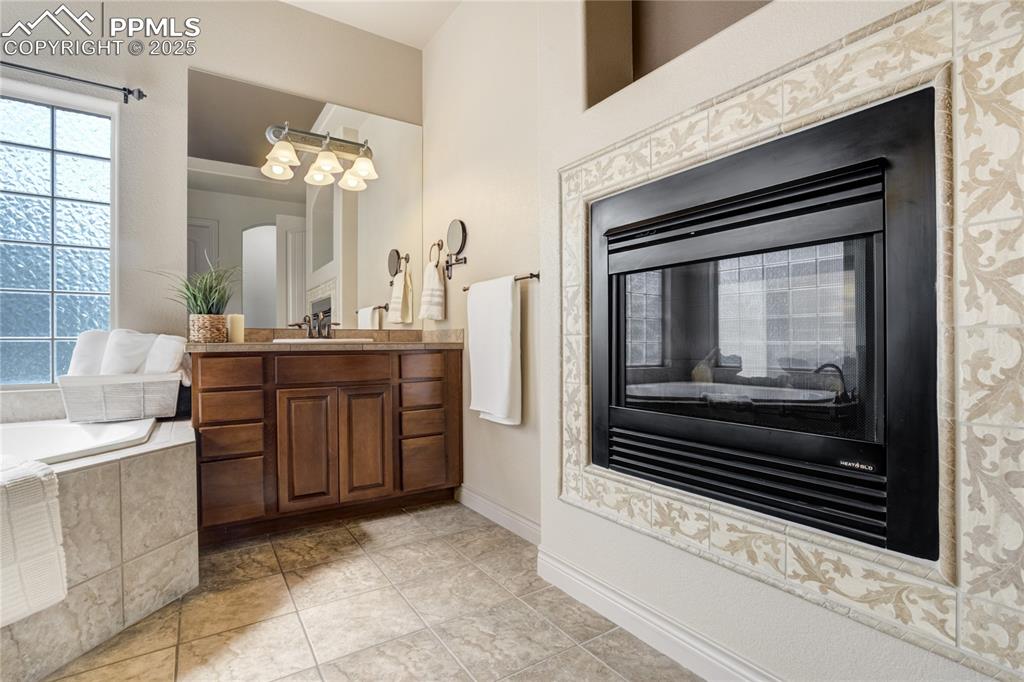 Image 26 of 50: Bathroom