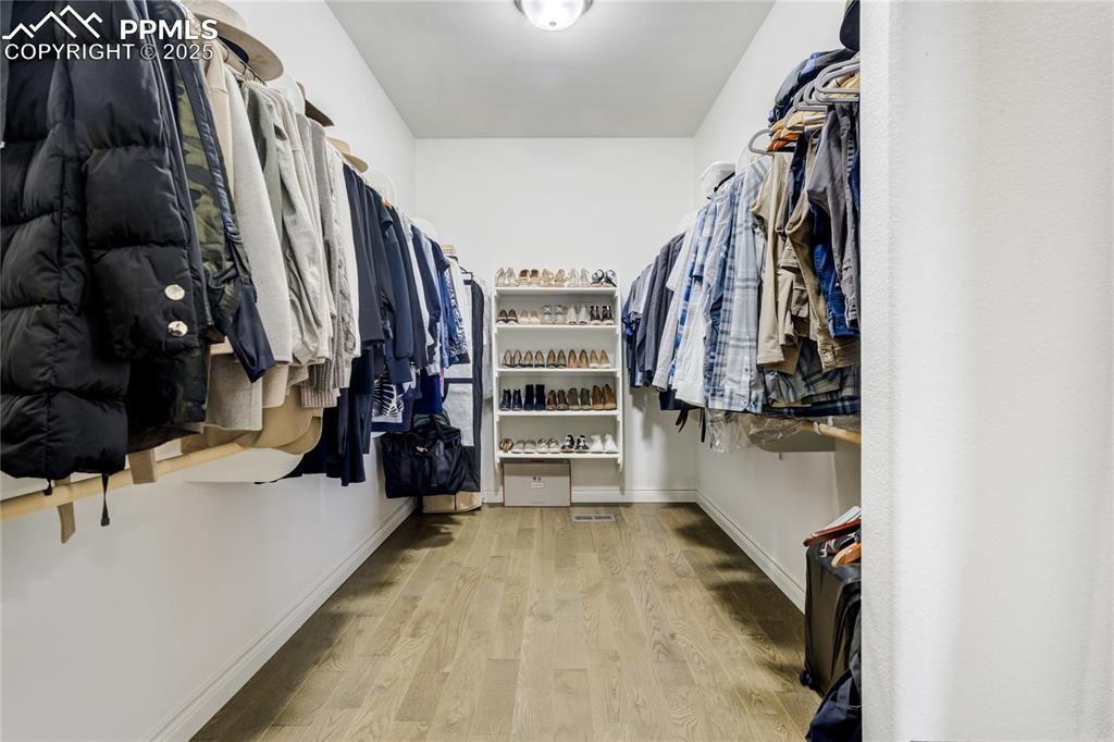 Image 28 of 50: Closet