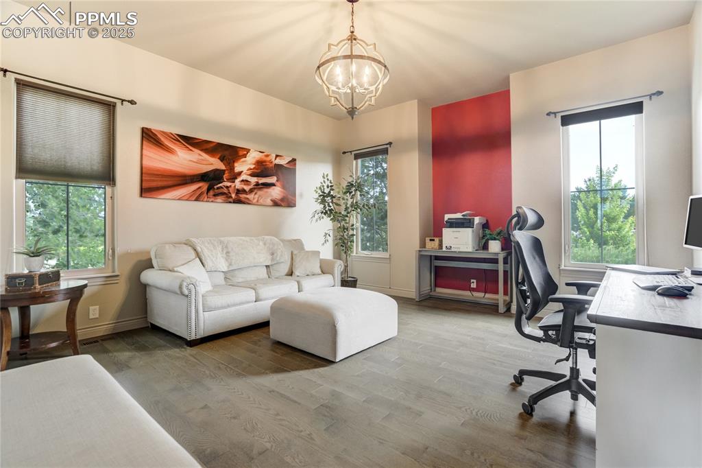 Image 29 of 50: Office