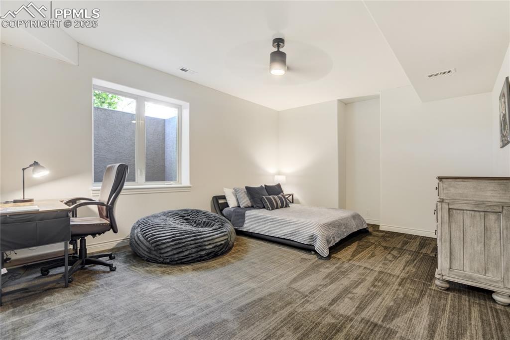 Image 34 of 50: Bedroom