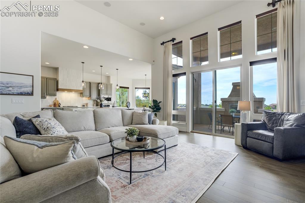 Image 5 of 50: Living Room