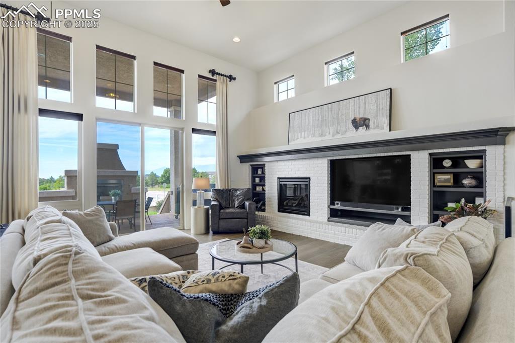 Image 6 of 50: Living Room