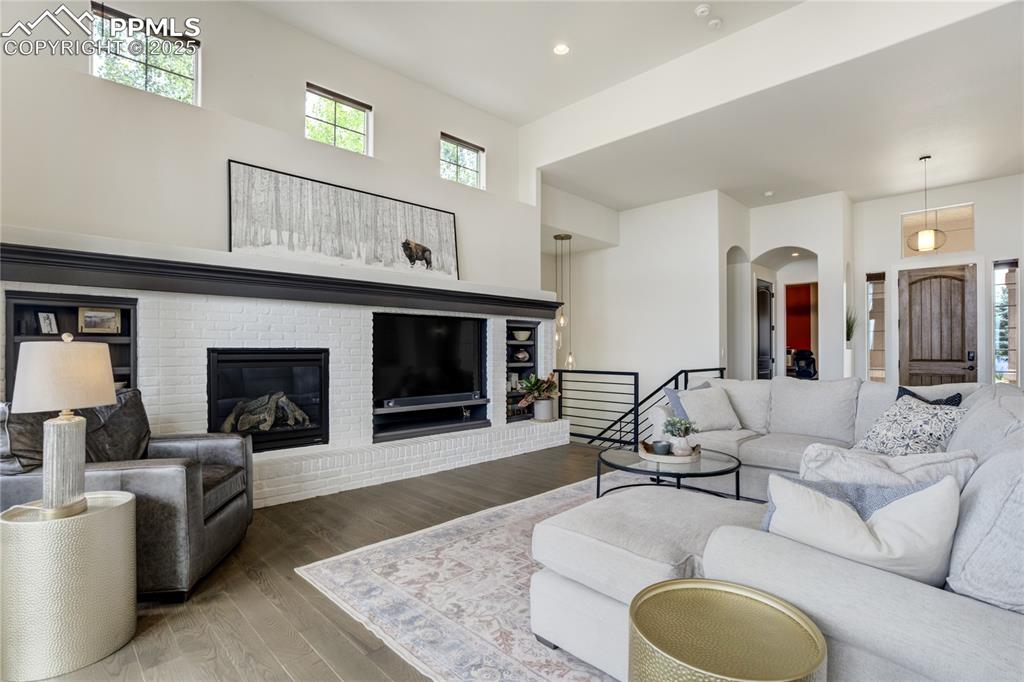 Image 7 of 50: Living Room