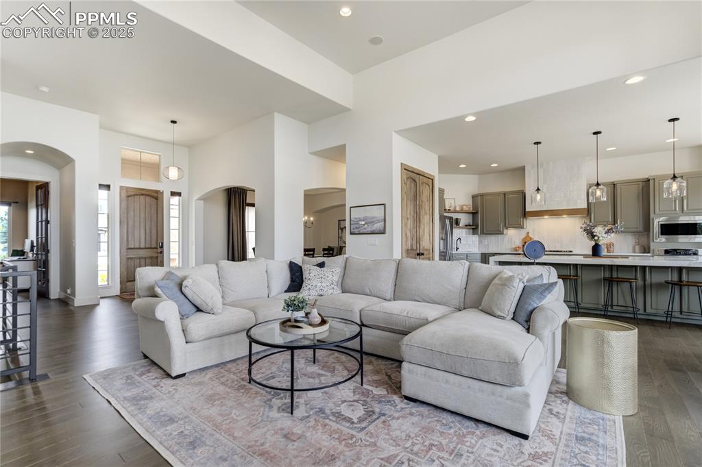 Image 8 of 50: Living Room