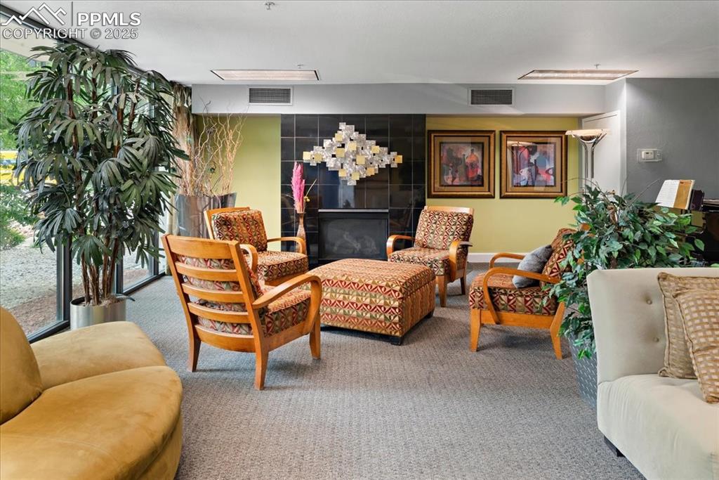 Image 7 of 45: Lobby