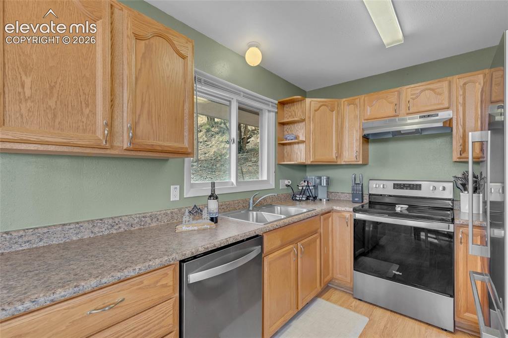 Image 9 of 22: Kitchen