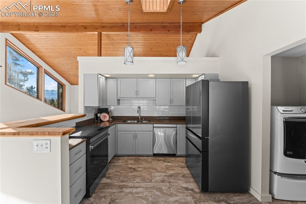 Image 14 of 38: Kitchen