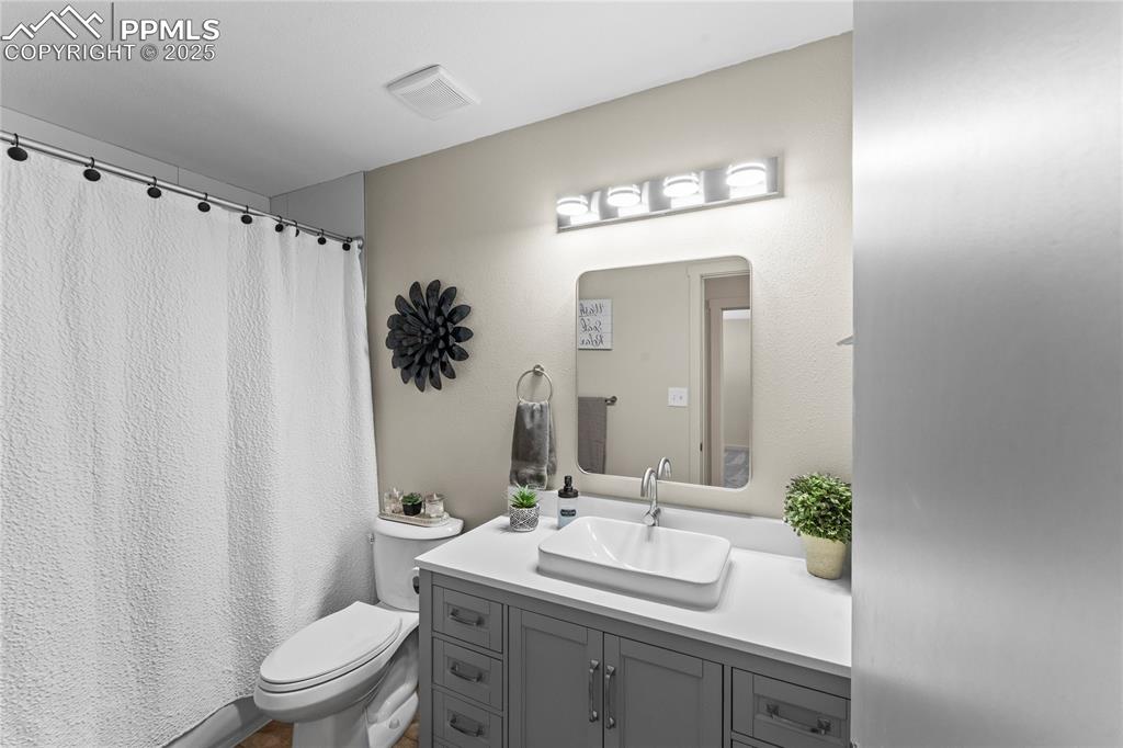 Image 19 of 38: Bathroom