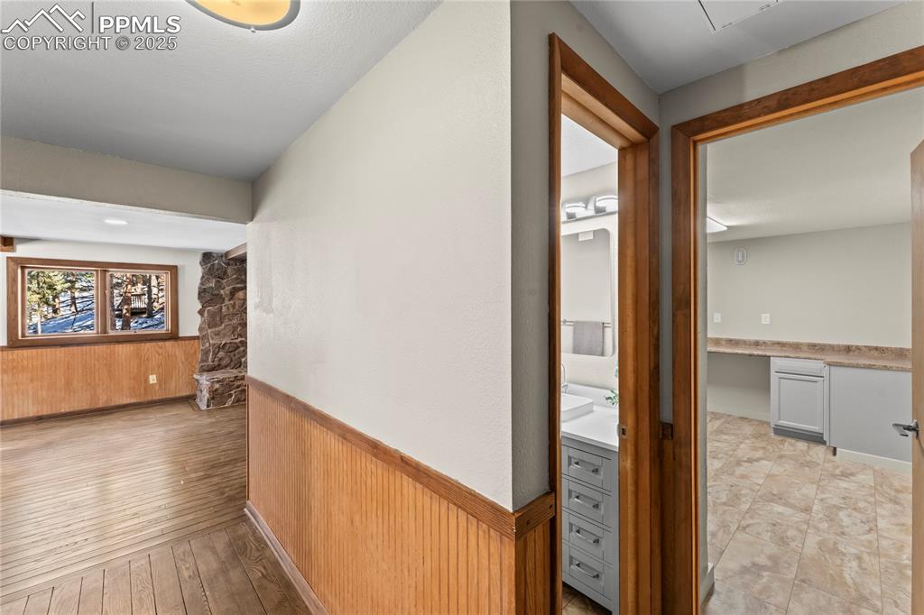 Image 31 of 38: Bathroom