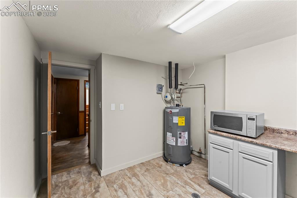 Image 34 of 38: Utility Room