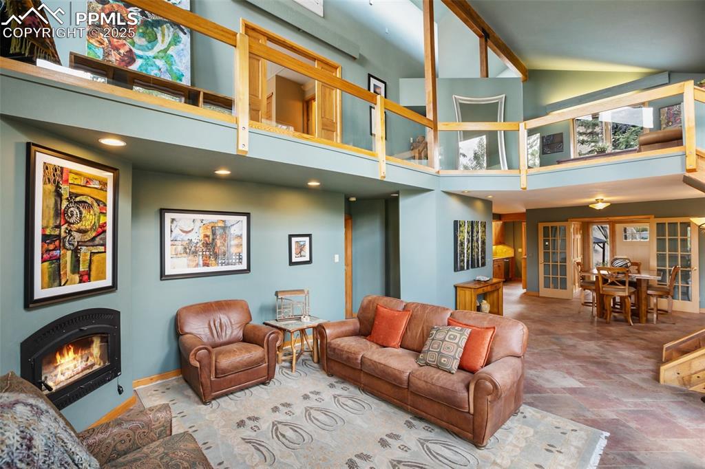 Image 19 of 50: Living Room