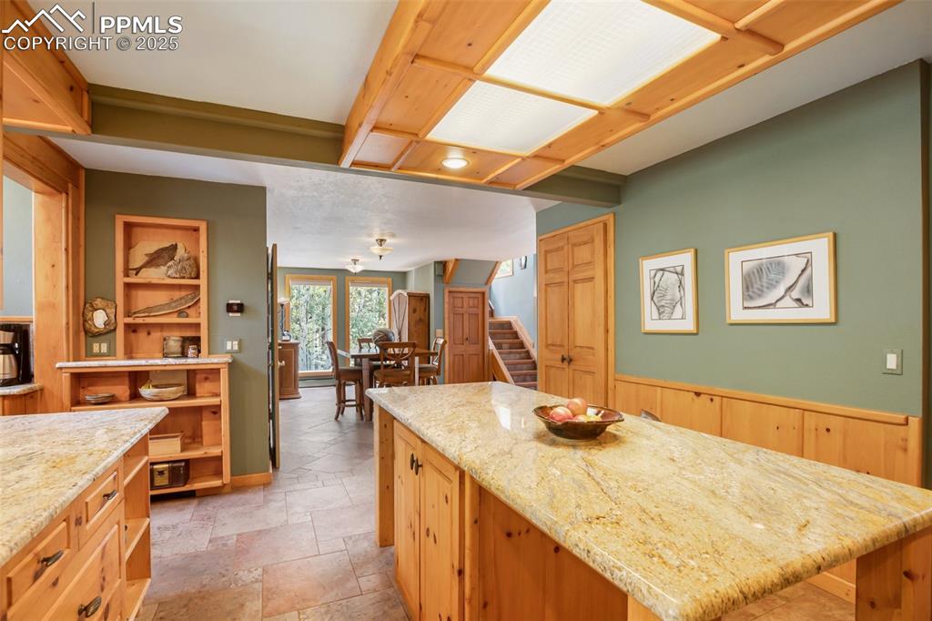 Image 25 of 50: Large island, built in shelving