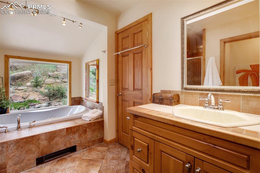Image 38 of 50: Five piece bath, 70 gallon soaking tub