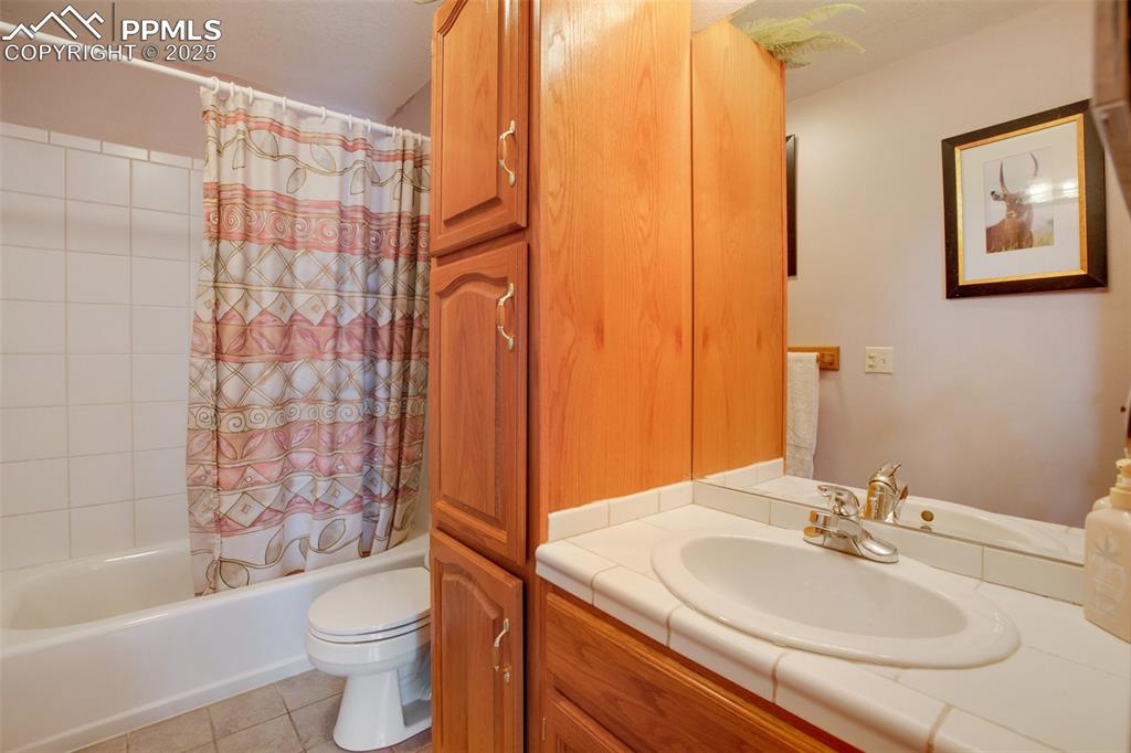Image 44 of 50: Bath second bedroom