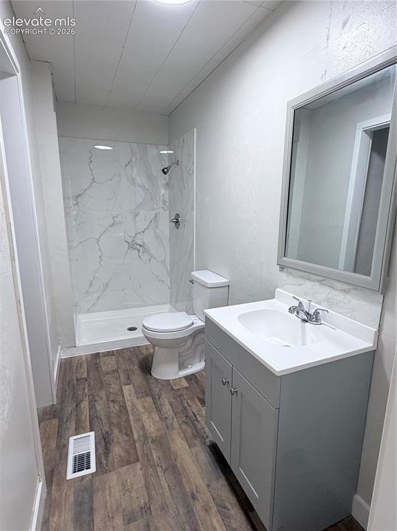 Image 5 of 10: Bathroom