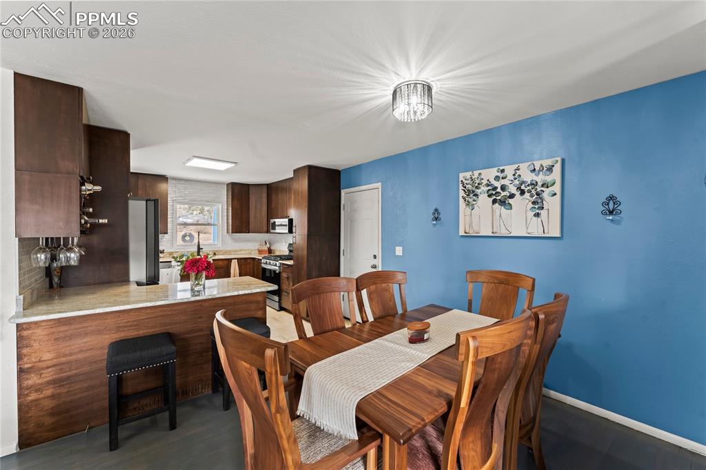 Image 15 of 38: Dining Area