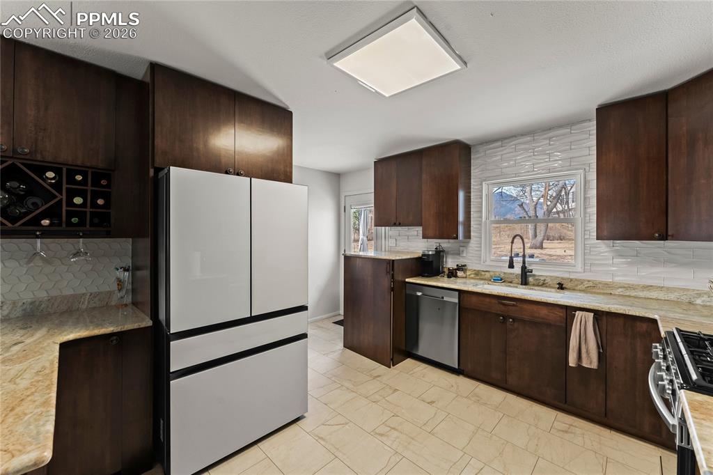 Image 18 of 38: Kitchen