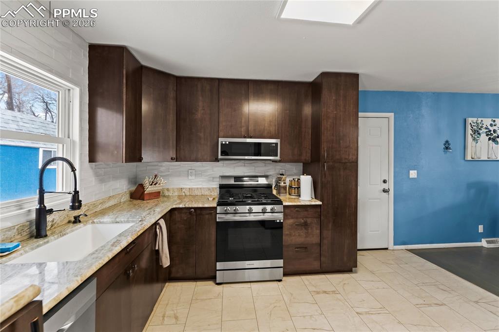 Image 20 of 38: Kitchen