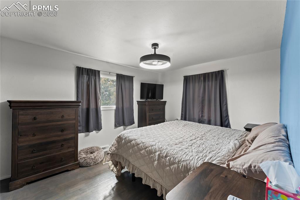 Image 21 of 38: Bedroom