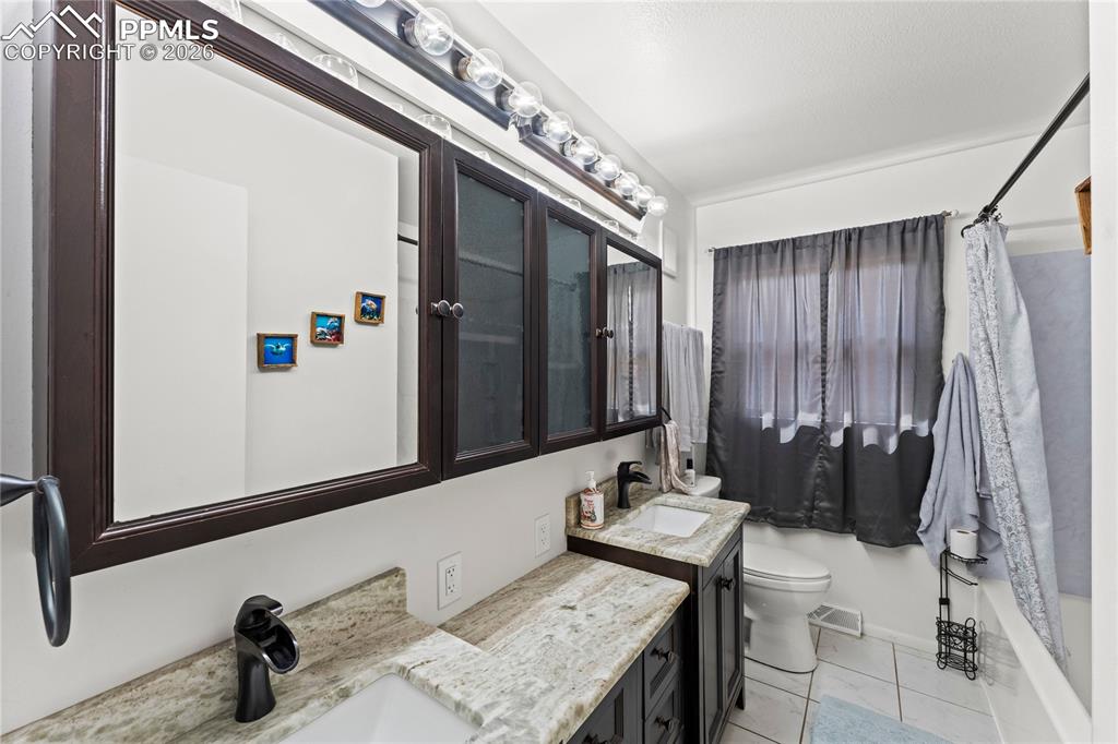 Image 24 of 38: Bathroom