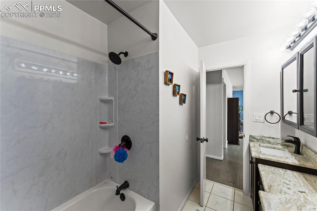 Image 25 of 38: Bathroom