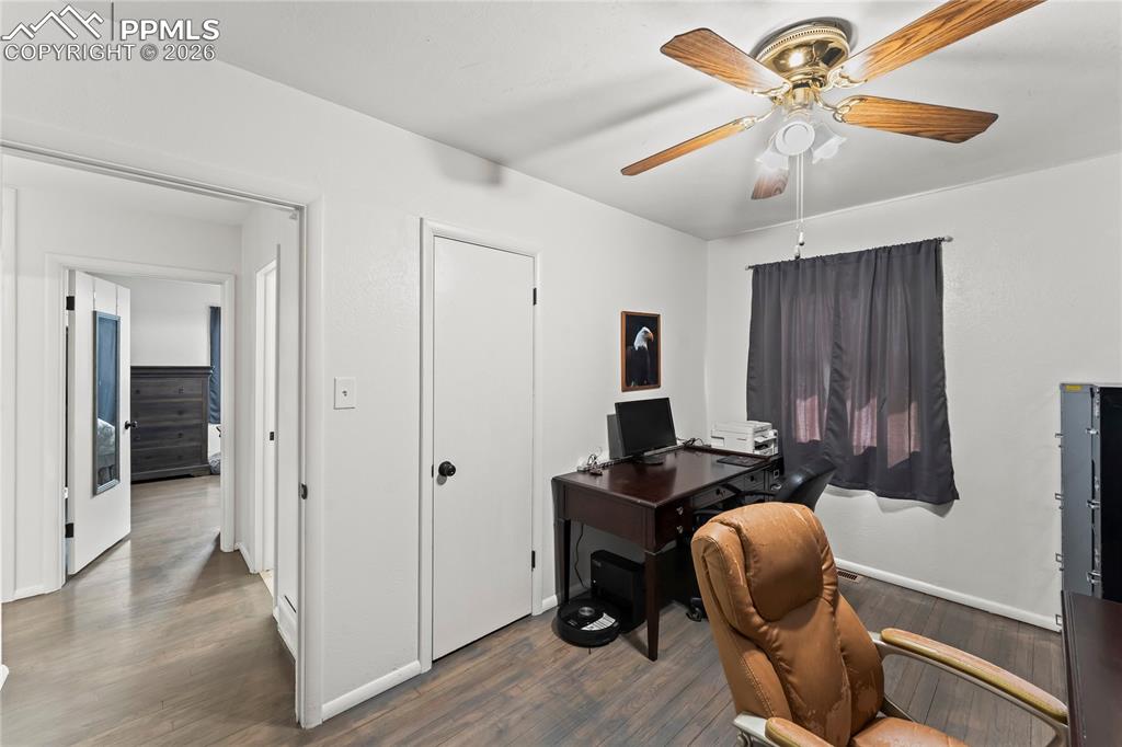 Image 27 of 38: Office