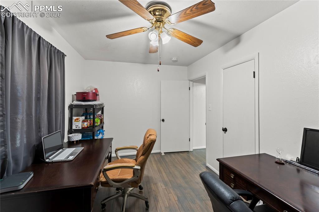 Image 28 of 38: Office