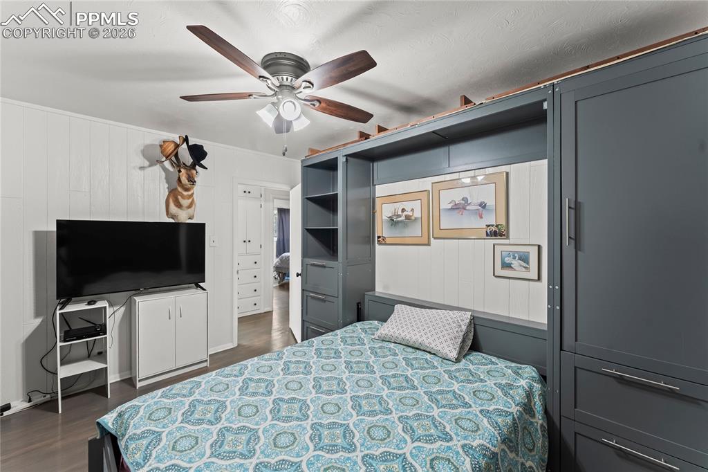 Image 31 of 38: Bedroom