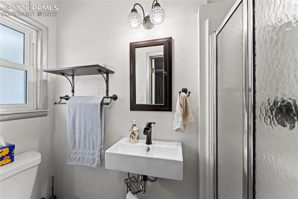 Image 32 of 38: Bathroom