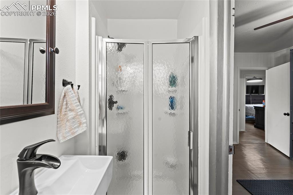 Image 33 of 38: Bathroom