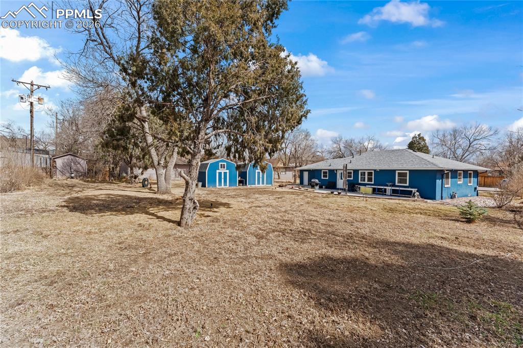 Image 35 of 38: Yard