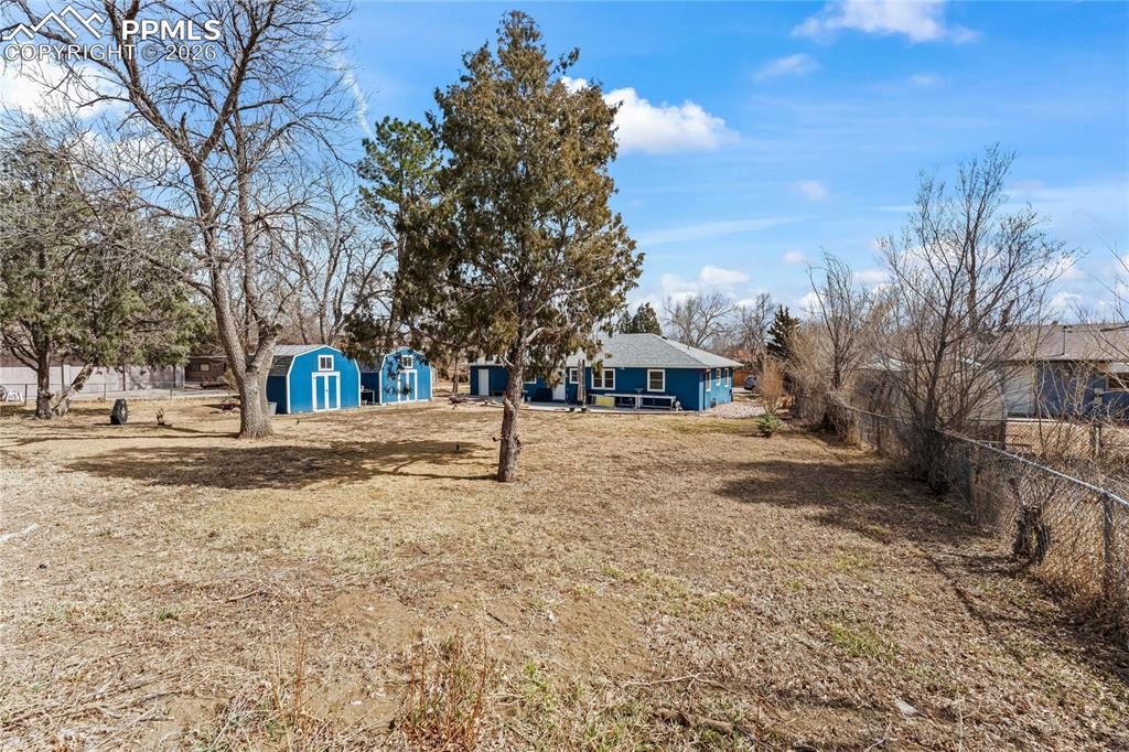 Image 36 of 38: Yard