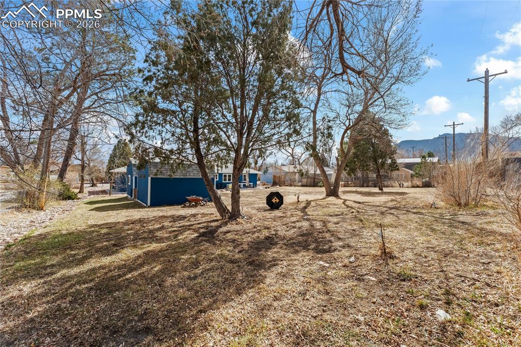 Image 37 of 38: Yard