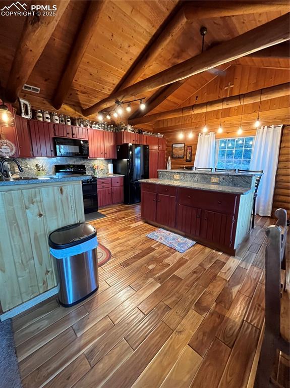 Image 14 of 29: Kitchen