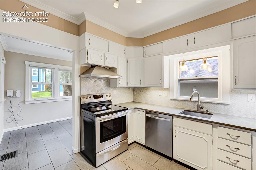 Image 10 of 42: Kitchen